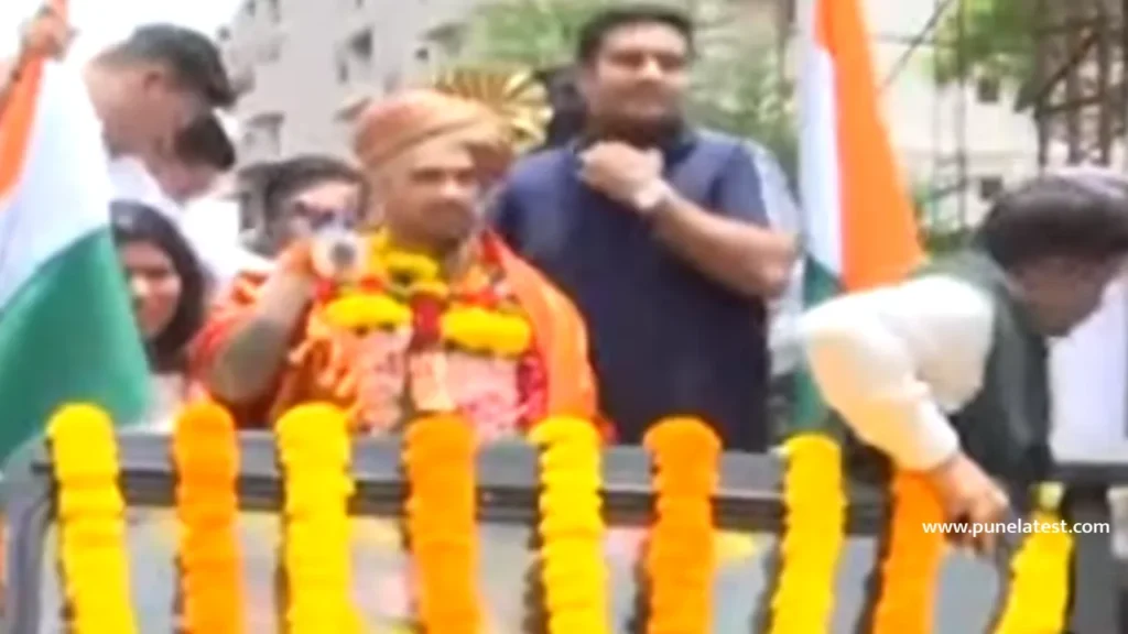 Olympic bronze medalist Swapnil Kusale arrived in Pune, welcomed with loud bangs